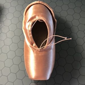 Capezio Tiffany pointe shoes, 7.5M, brand new in box
